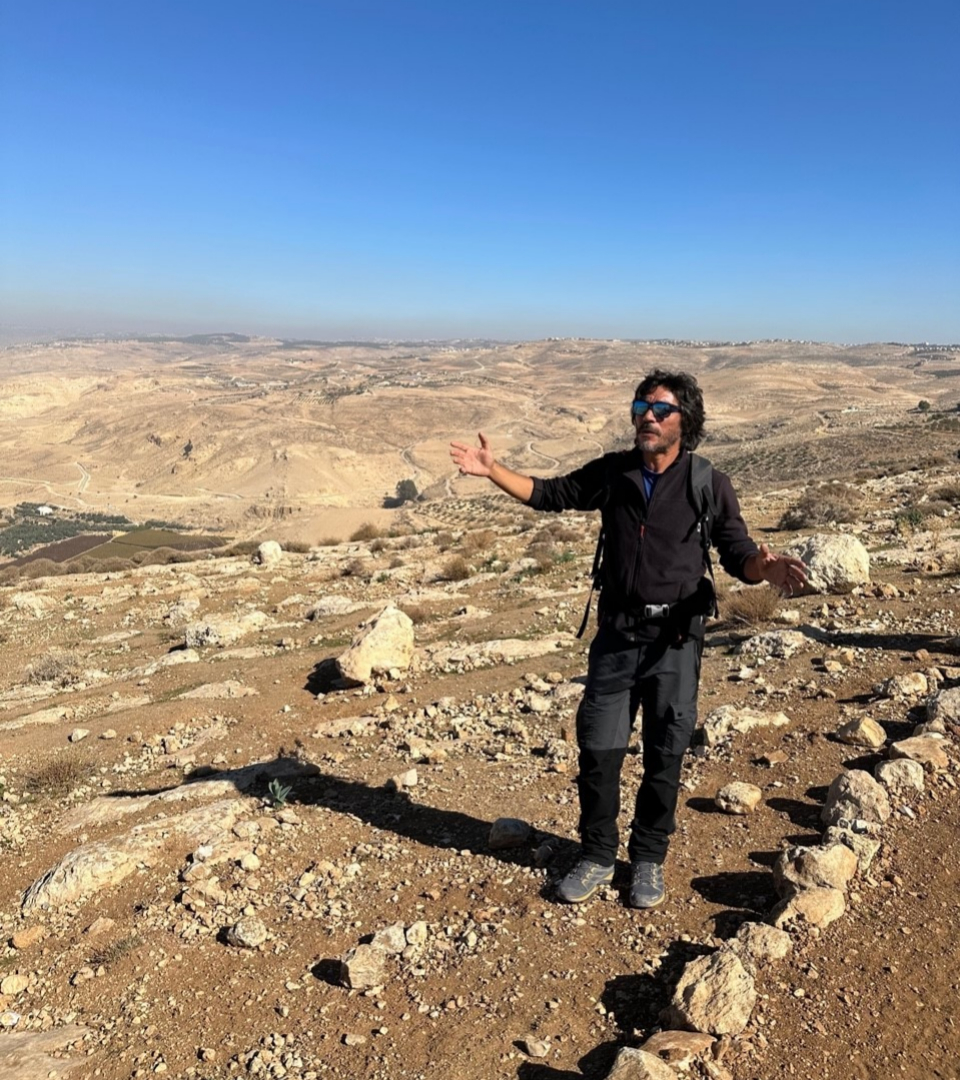 Oscar Kosebye, guía oficial y experto en viajes de aventura por el país, en la nueva ruta de Egeria en Jordania.