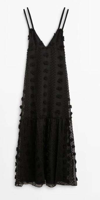 Vestido negro de tirantes en relieve de Massimo Dutti (129 euros).