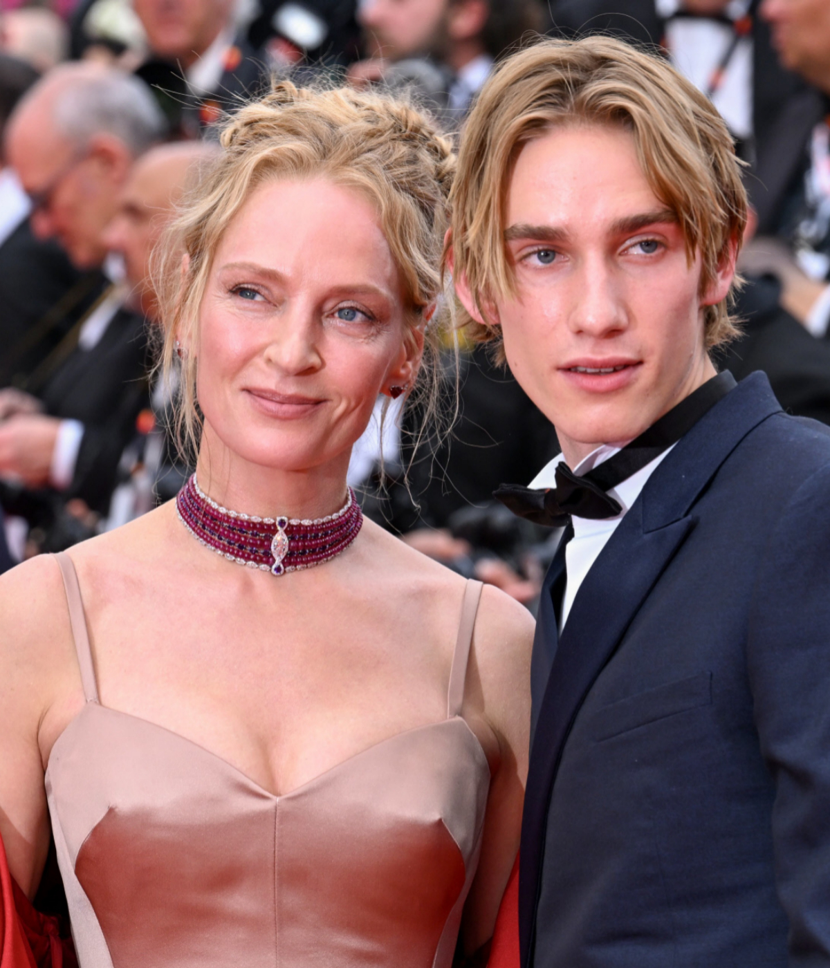 Uma Thurman con un maquillaje natural junto a su hijo Levon en el Festival de Cannes 2023.