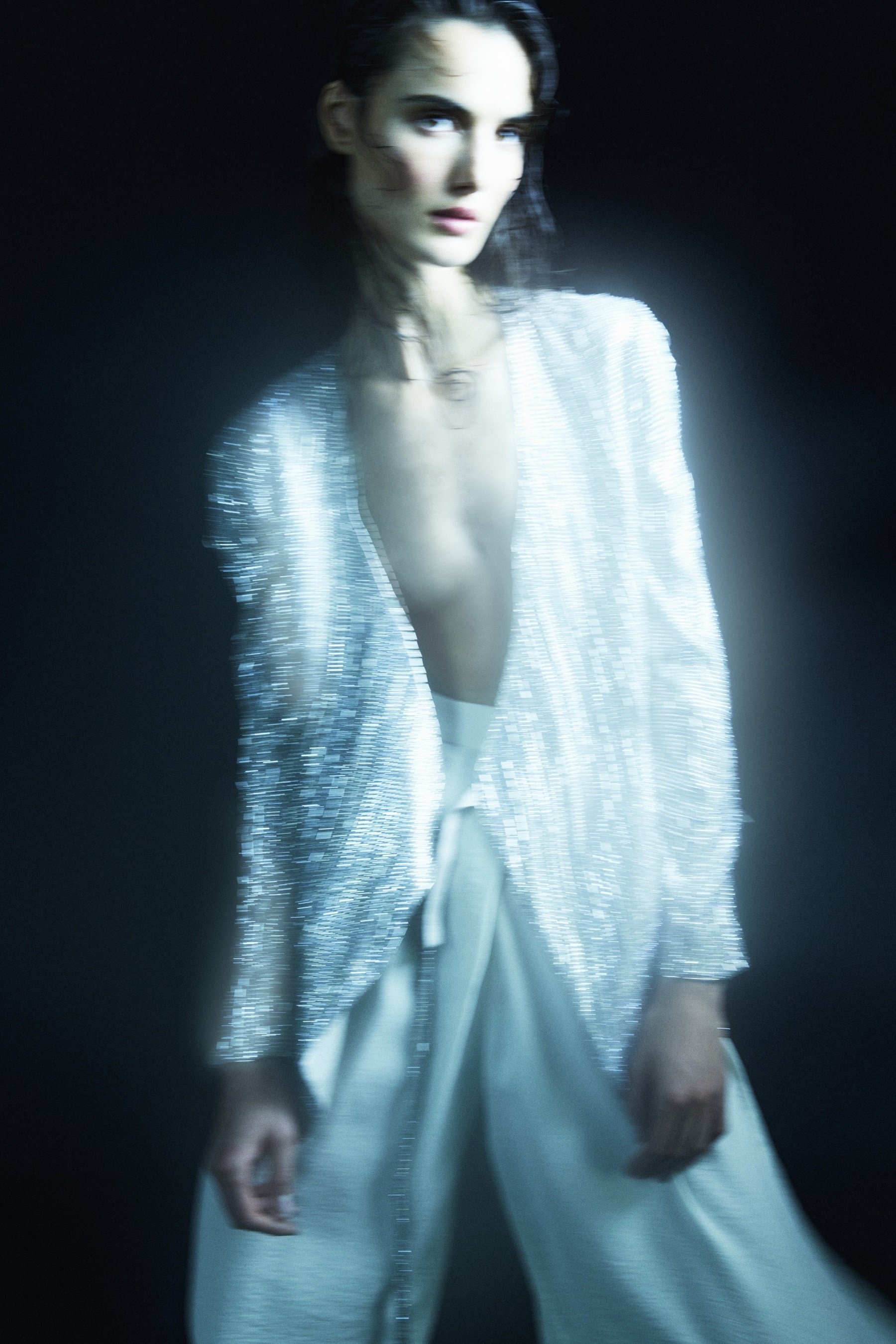 Blanca Padilla lleva chaqueta larga de seda con bordado de cristales y pantalón de inspiración oriental de seda. Todo de Giorgio Armani.