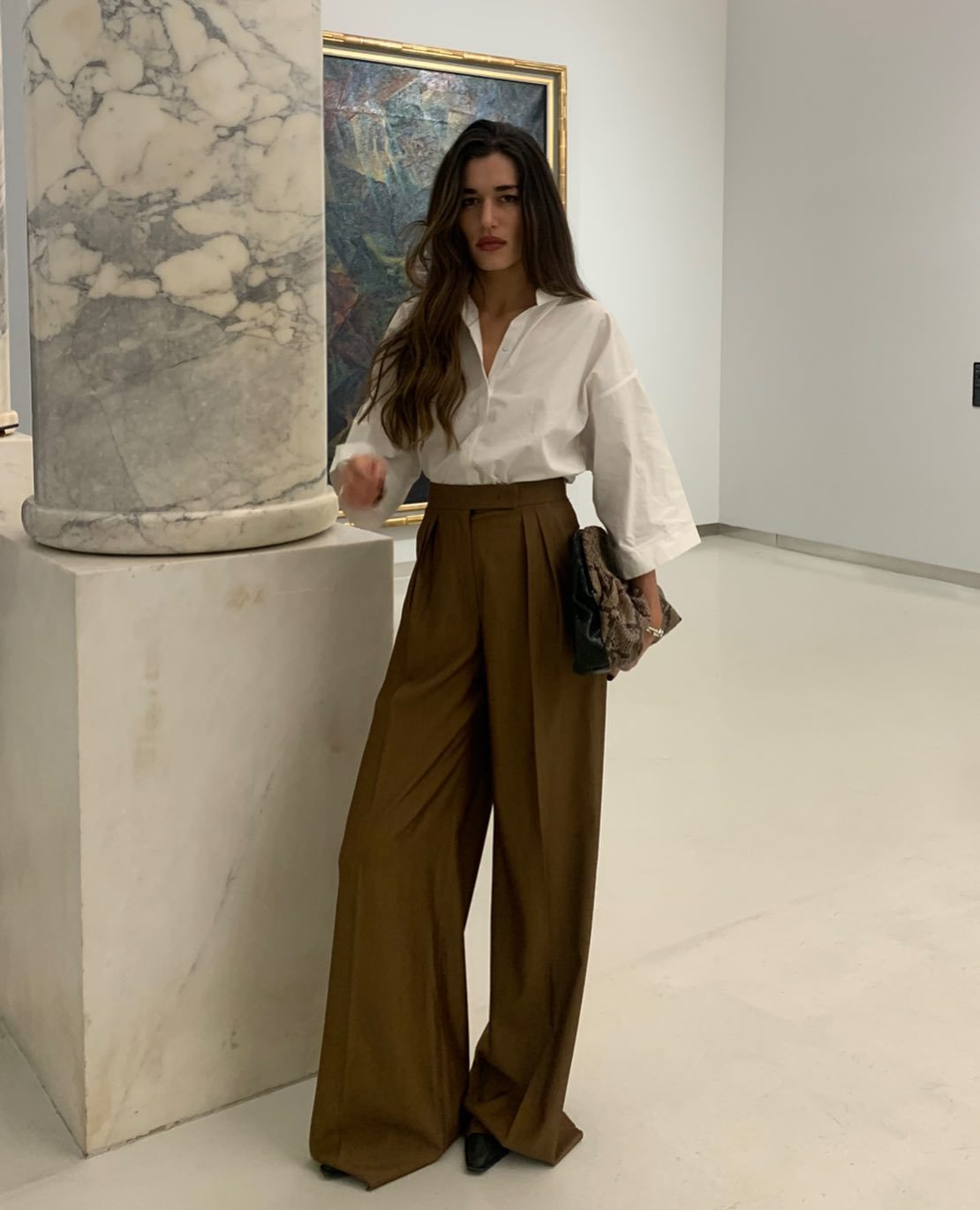 Ilirida Krasniqi con pantalón ancho de pinzas con camisa.