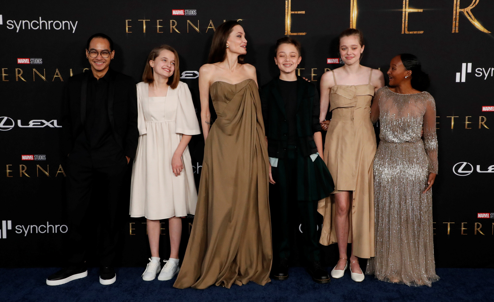 Zahara y Shiloh, dos de las hijas de Angelina Jolie, con looks que previamente había lucido la actriz durante la presentación de la película Eternals.