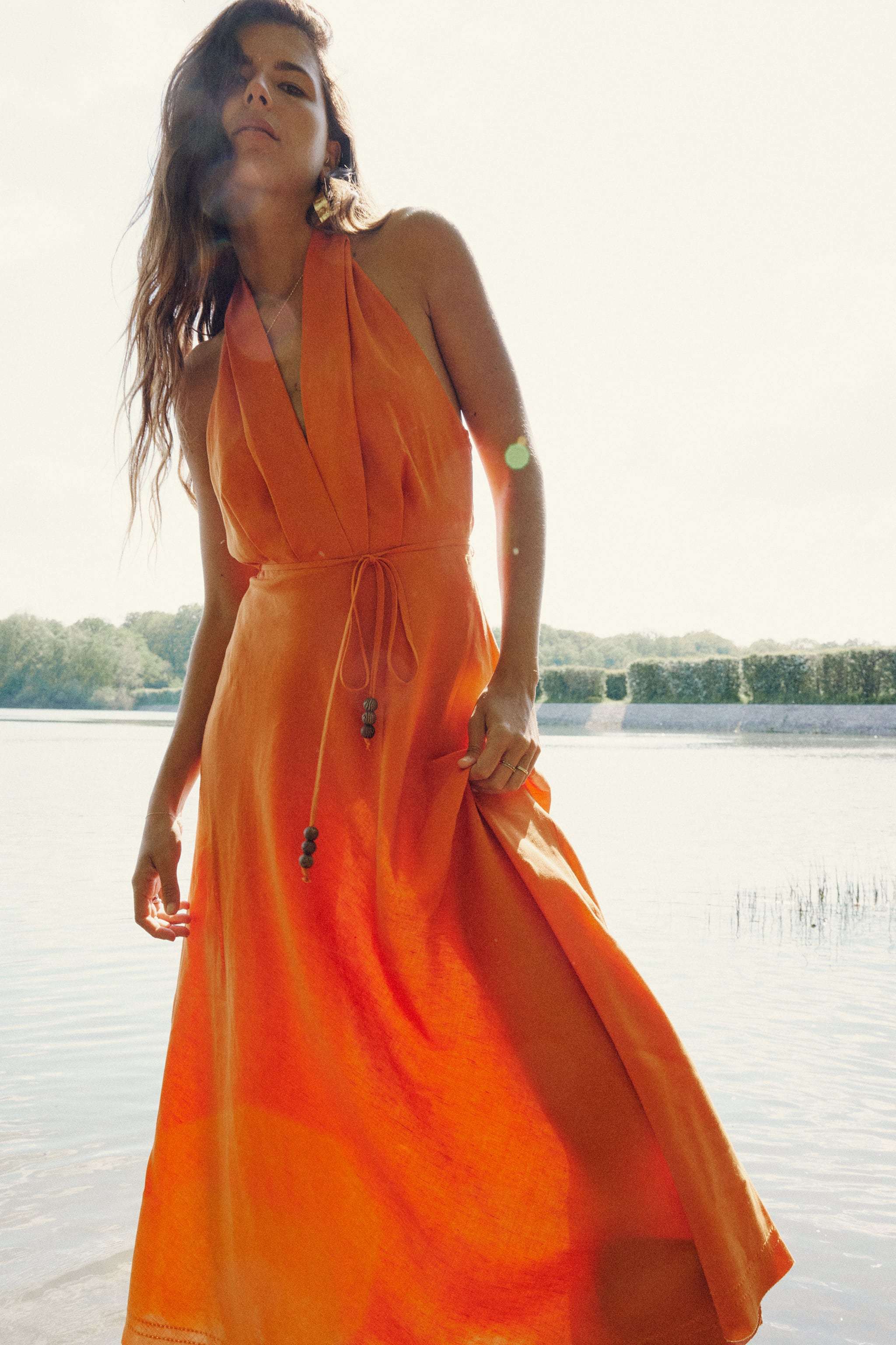 Vestido midi naranja de Zara (39,95 euros).