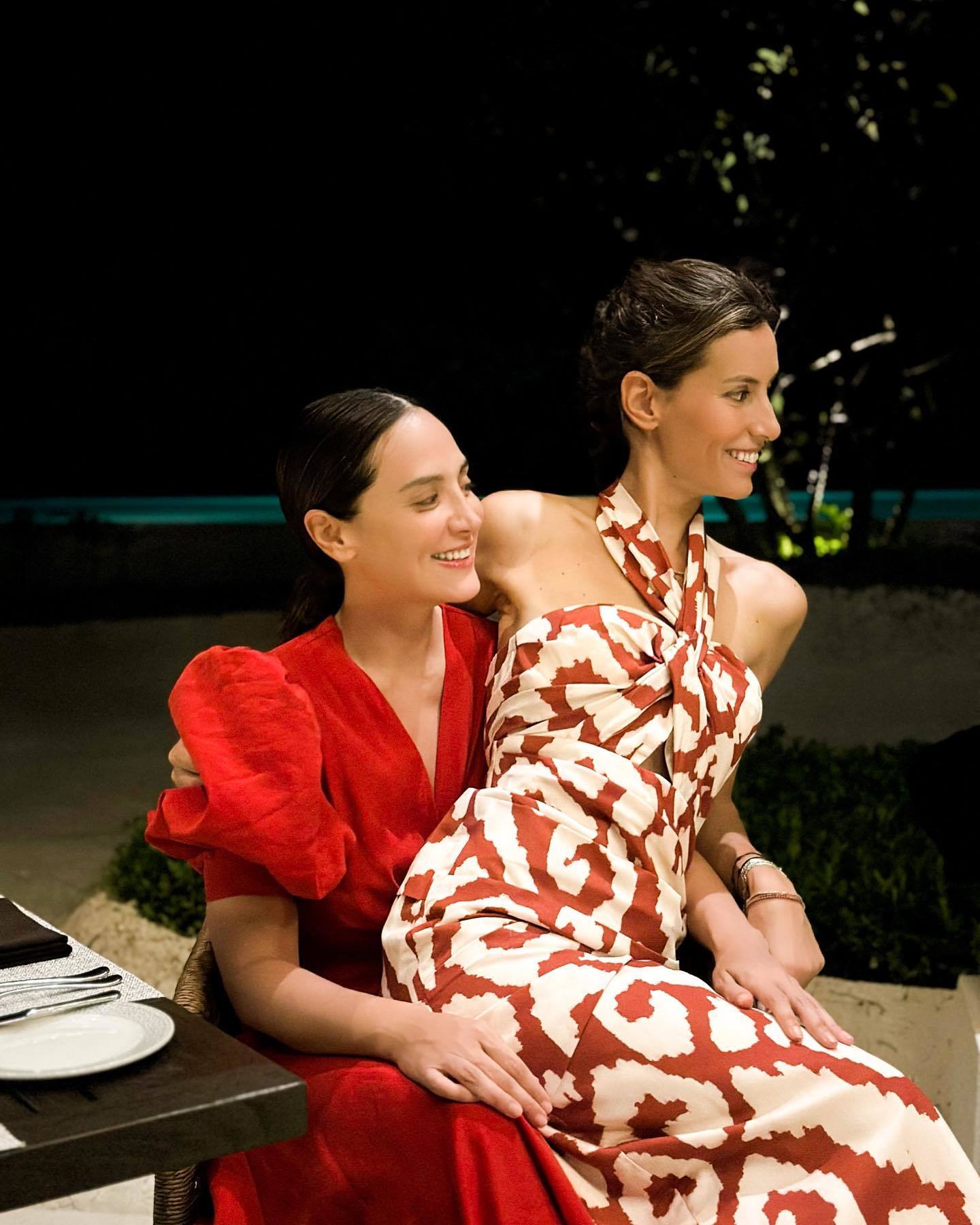 Tamara Falcó con vestido de Johanna Ortiz rojo en su viaje en Navidad a las Maldivas.