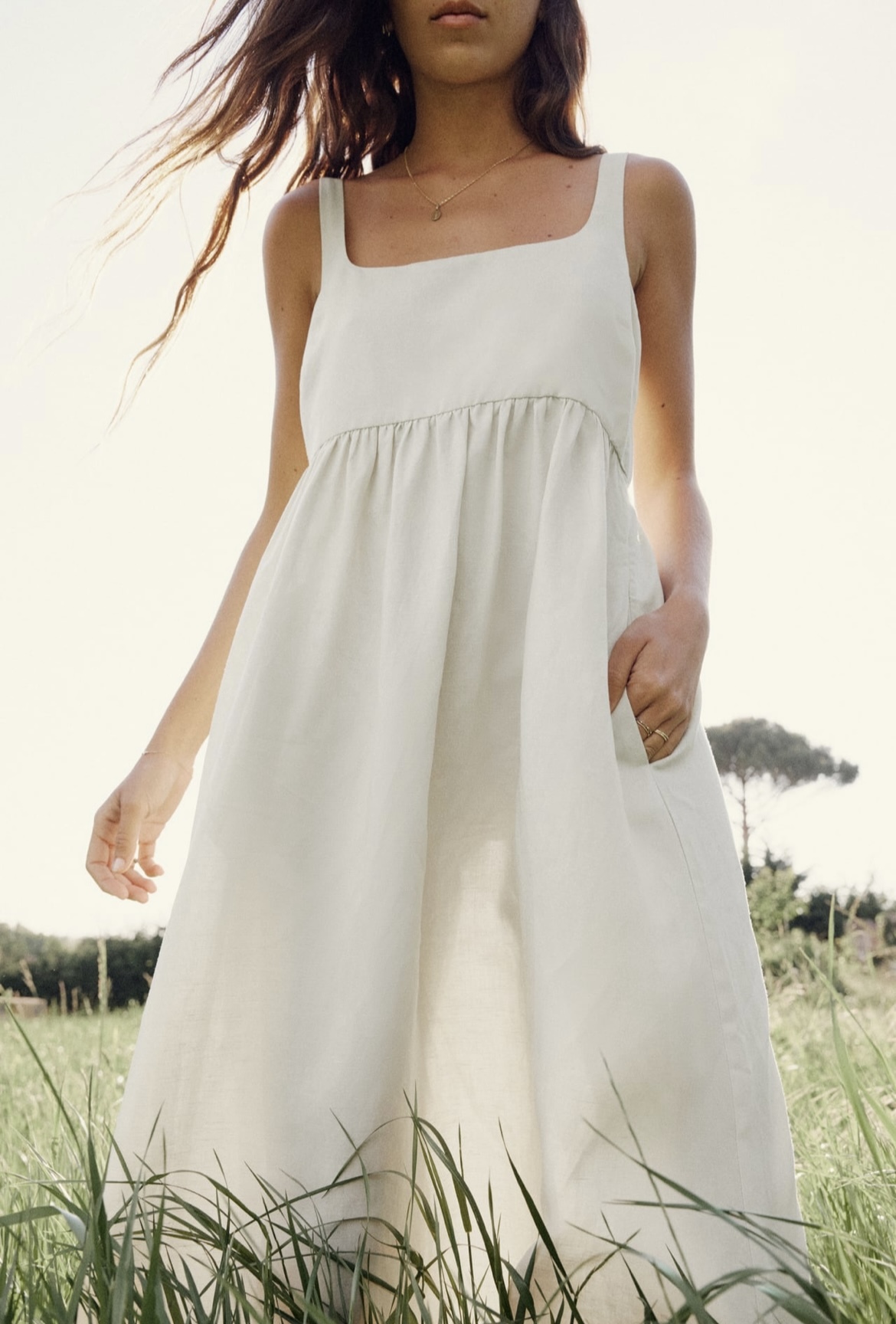 Vestido blanco de lino de Zara (49,95 euros).