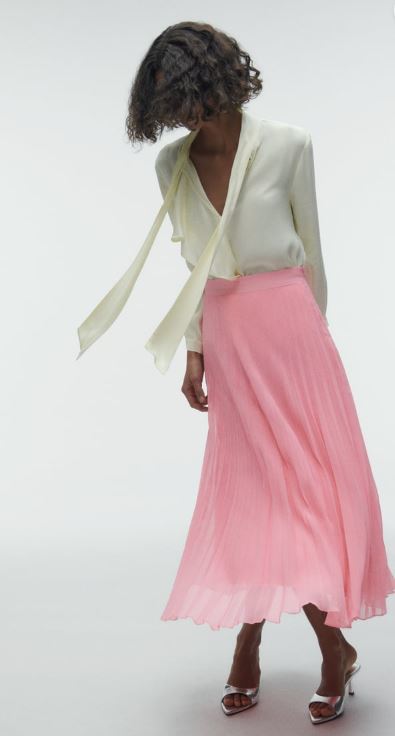 Falda plisada de Zara (29,95 euros).