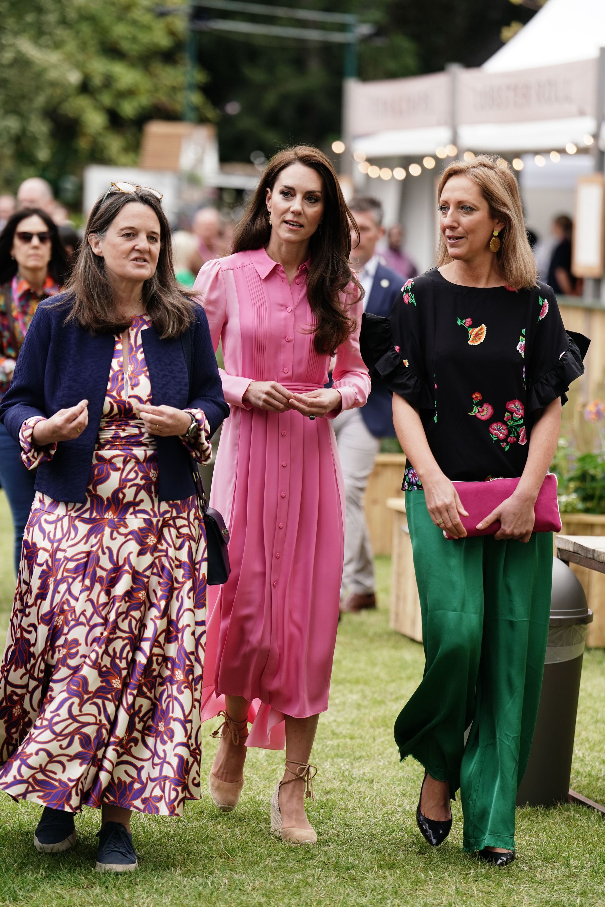 Kate Middleton paseando por el Chelsea Flower Show en Londres con un camisero rosa y unas alpargatas de Castañer.