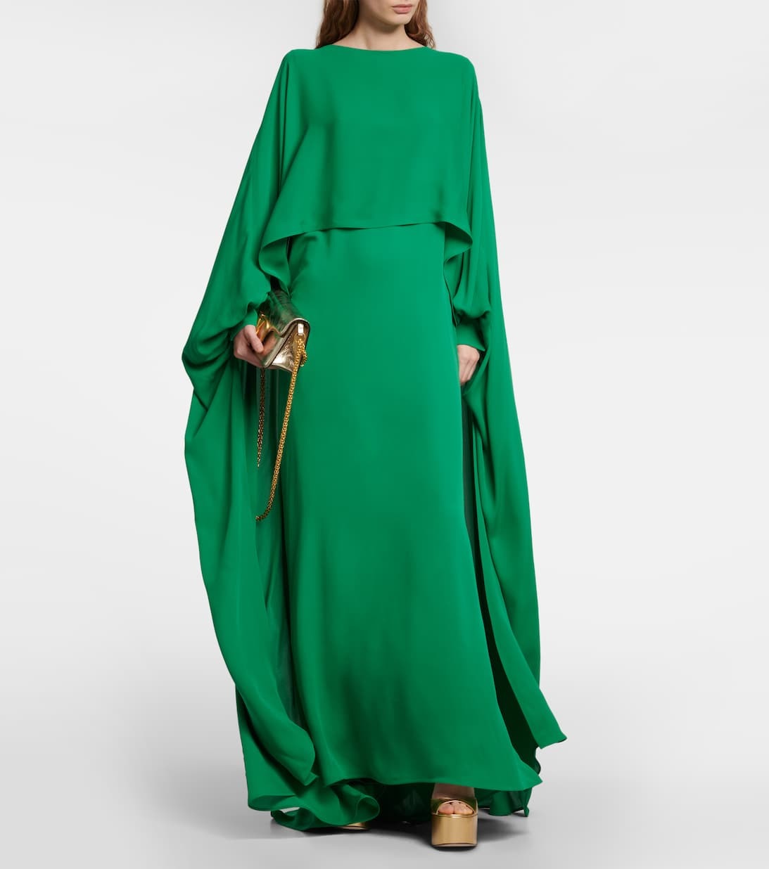 Look verde esmeralda con capa de Valentino (7.900 euros).