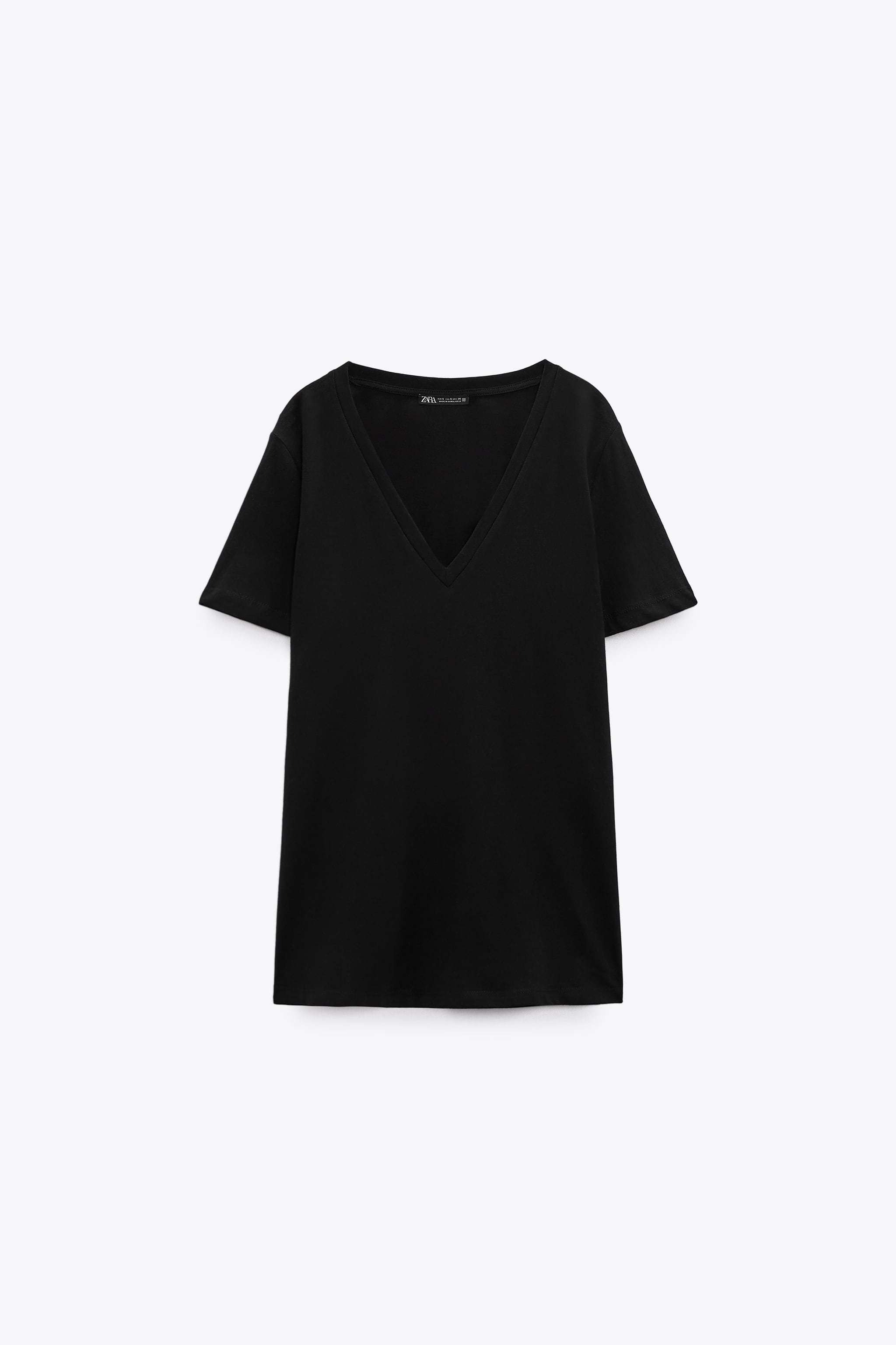 Camiseta de pico negra de Zara (6,95 euros).