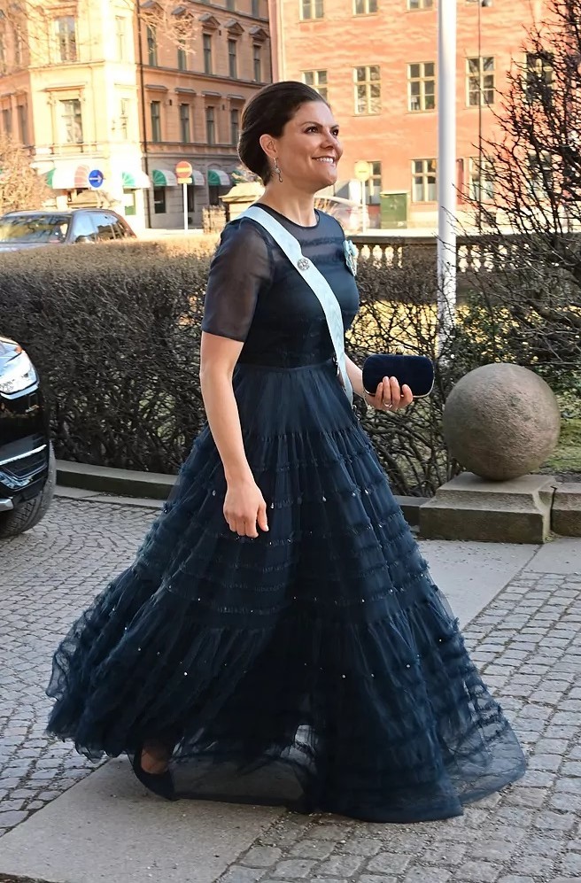 Victoria de Suecia con un vestido de gala de H&M
