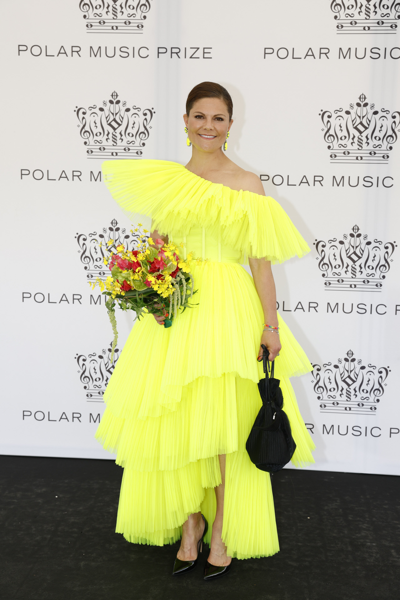 Victoria de Suecia con un vestido de fiesta de H&M.