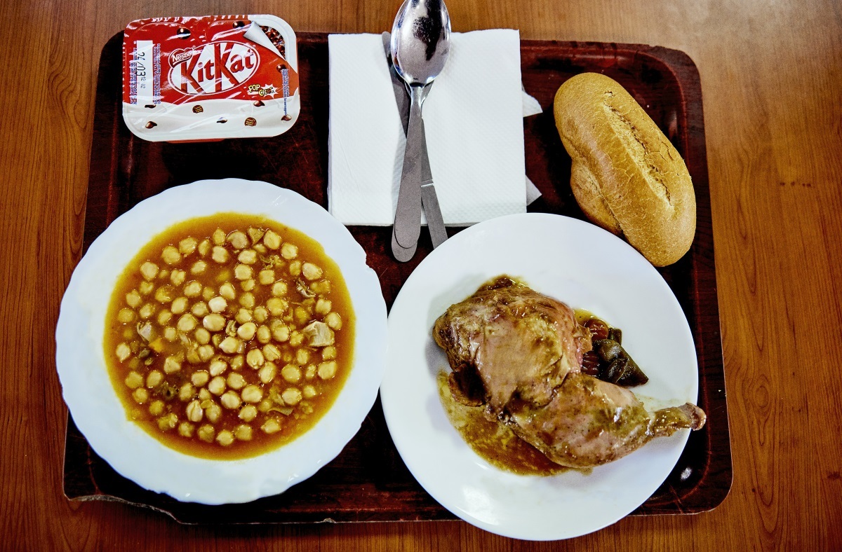 Bandeja de autoservicio con el menú del día: Garbanzos con callos, Pollo a la colombiana y yogurt con KitKat.