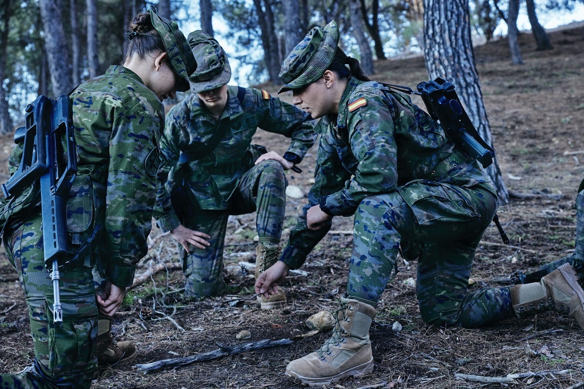 Las damas cadete Pacios, Ustáriz y Murillo en el campo con el uniforme de instrucción o "Mimeta" y el fusil HK. Al menos un jueves al mes salen por la tarde y regresan al día siguiente.