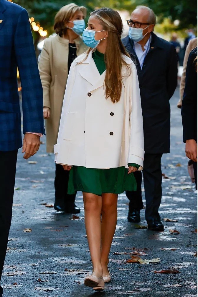 La princesa Leonor con chaqueta blanca de CH Carolina Herrera.