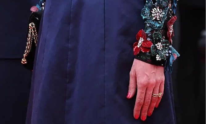 Detalle de las manos de Carlota Casiraghi en la alfombra roja de Cannes.