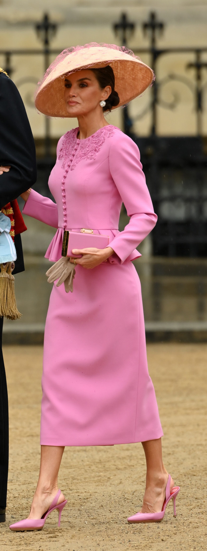 La reina Letizia y su look rosa en la Coronación de Carlos III.