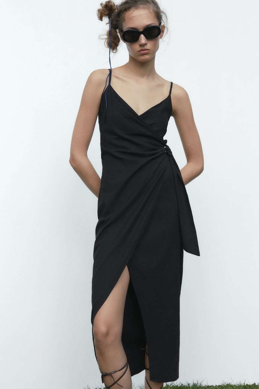 Vestido lencero negro de Zara (29,95 euros)