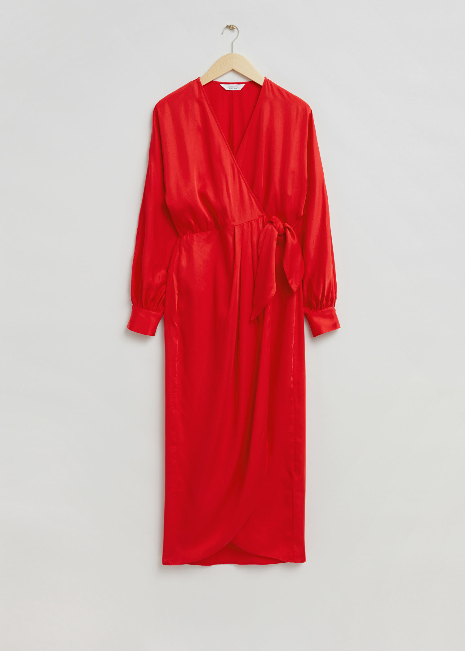 Vestido wrap rojo de Other Stories (129 euros).