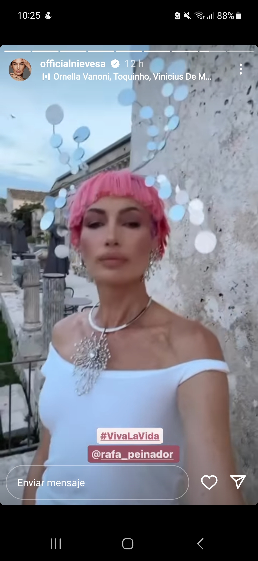 Detalle de la peluca rosa de Nieves Álvarez para conseguir su look de ninfa con collar y pendientes XXL a juego.