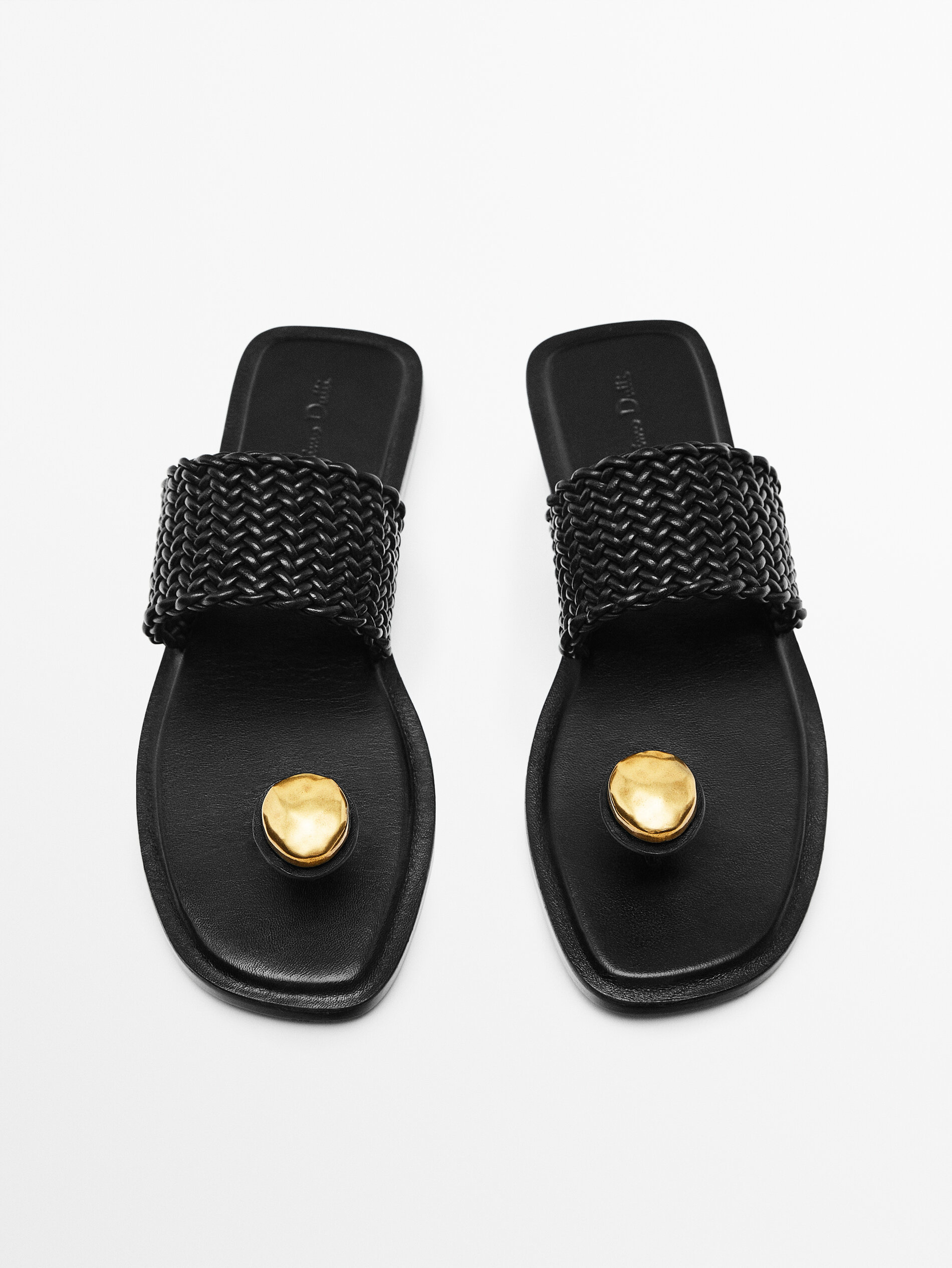 Cómo llevar sandalias planas en clave elegante en verano 2023