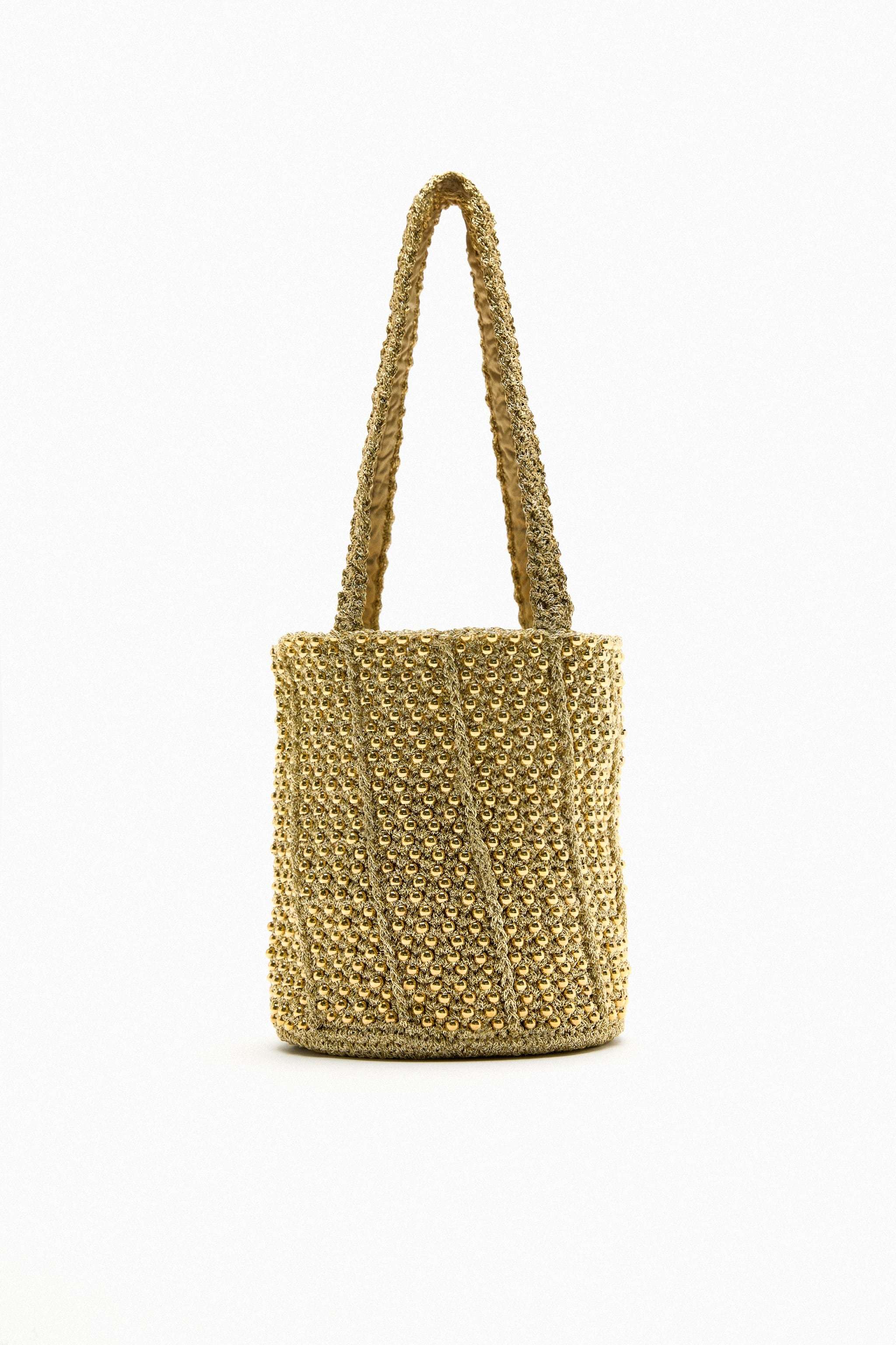 Bolso dorado de Zara (35,95 euros).