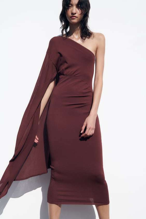 Vestido de punto asimétrico con capa de Zara (39,95 euros).