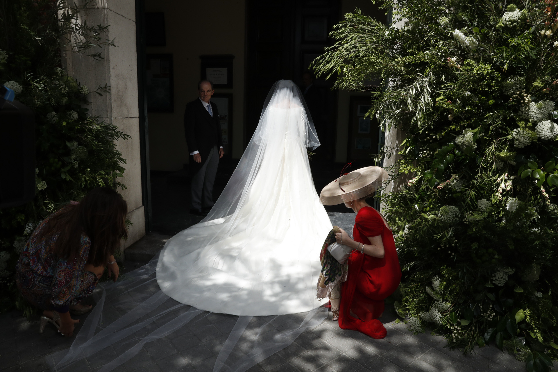 La novia, Mónica Remartínez San Pedro, llega a la Iglesia.