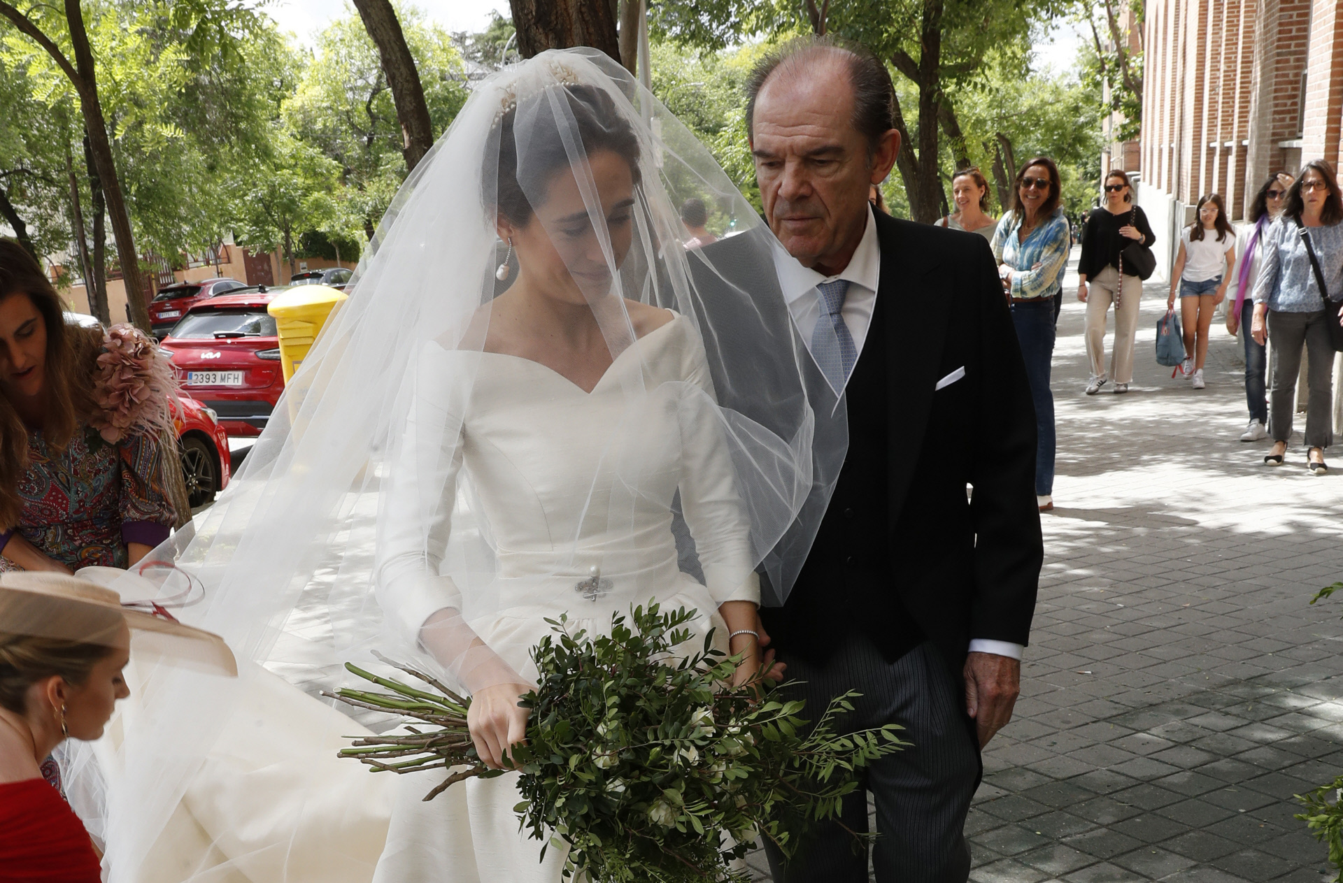La novia, Mónica Remartínez San Pedro, llega a la Iglesia.
