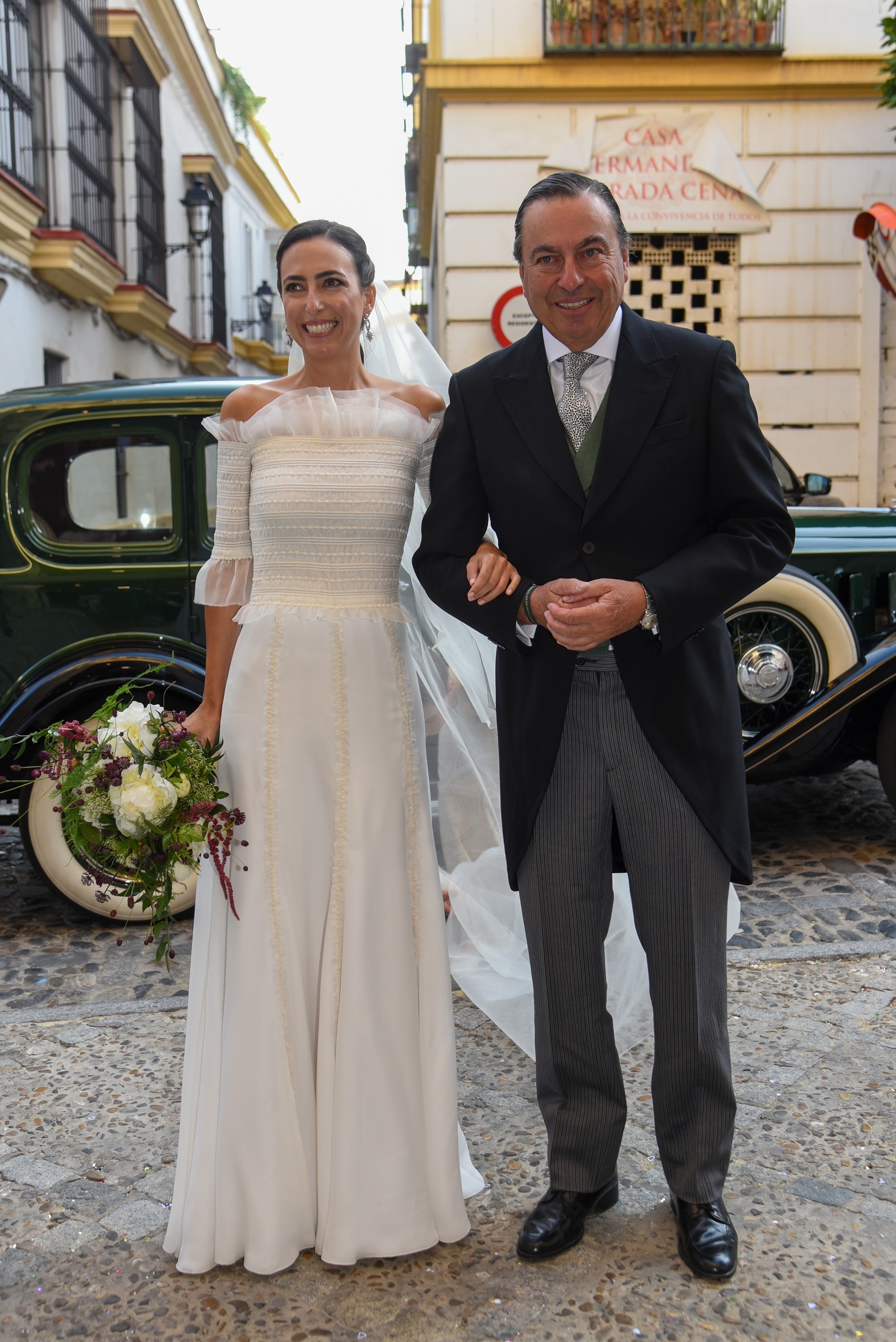Elena Domeq Fernández Durán con su padre antes de entrar en la iglesia para casarse con Amaro González.