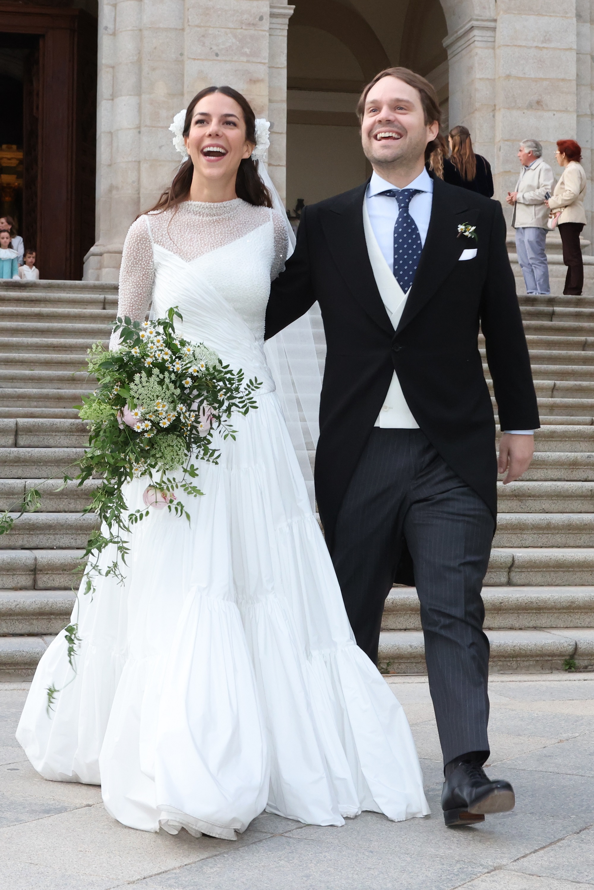 Lucía Domínguez Vega-Penichet con su ya marido Álvaro Gomis a la salida de la iglesia de Santa Bárbara de Madrid.