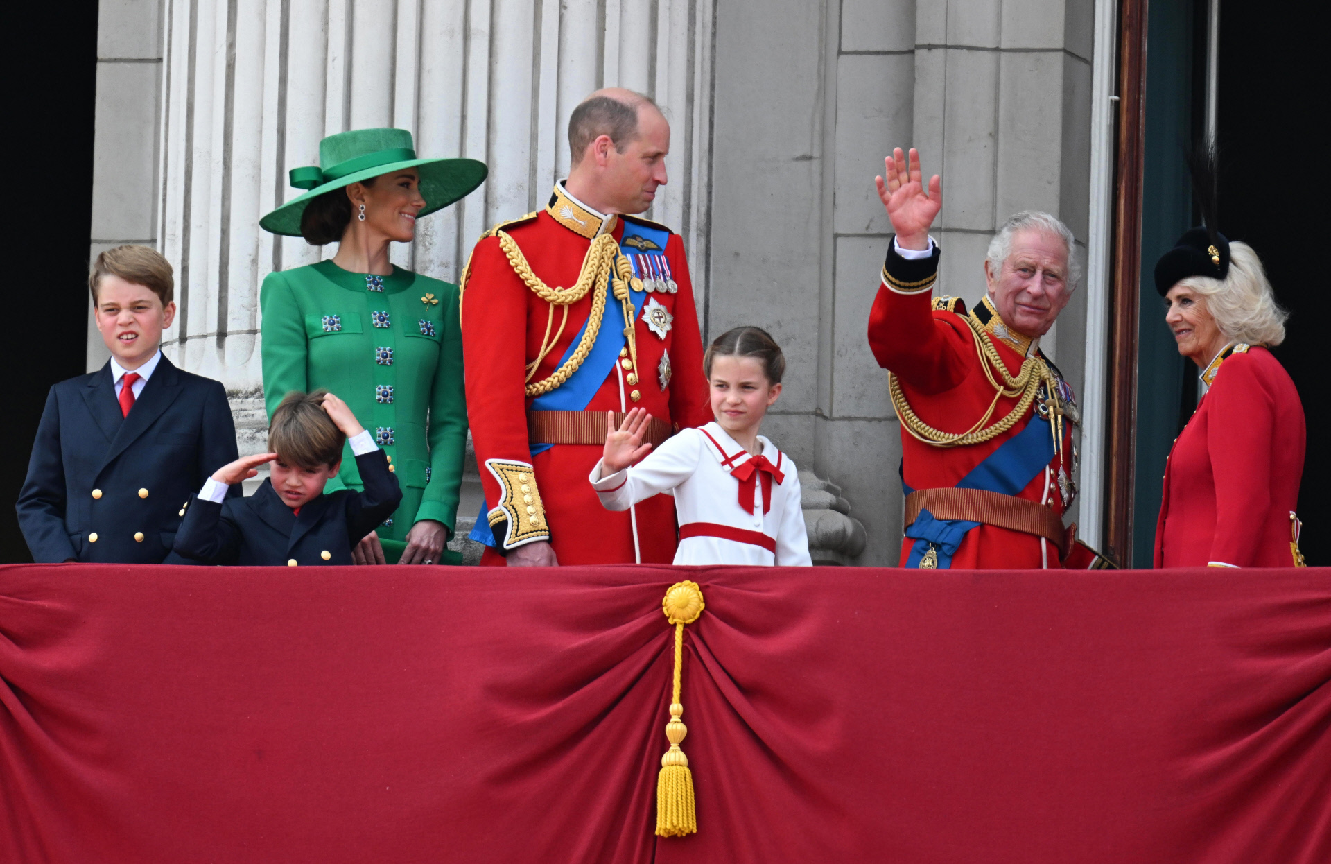 La Familia real británica posa en el balcón durante el Troopig the Colour.