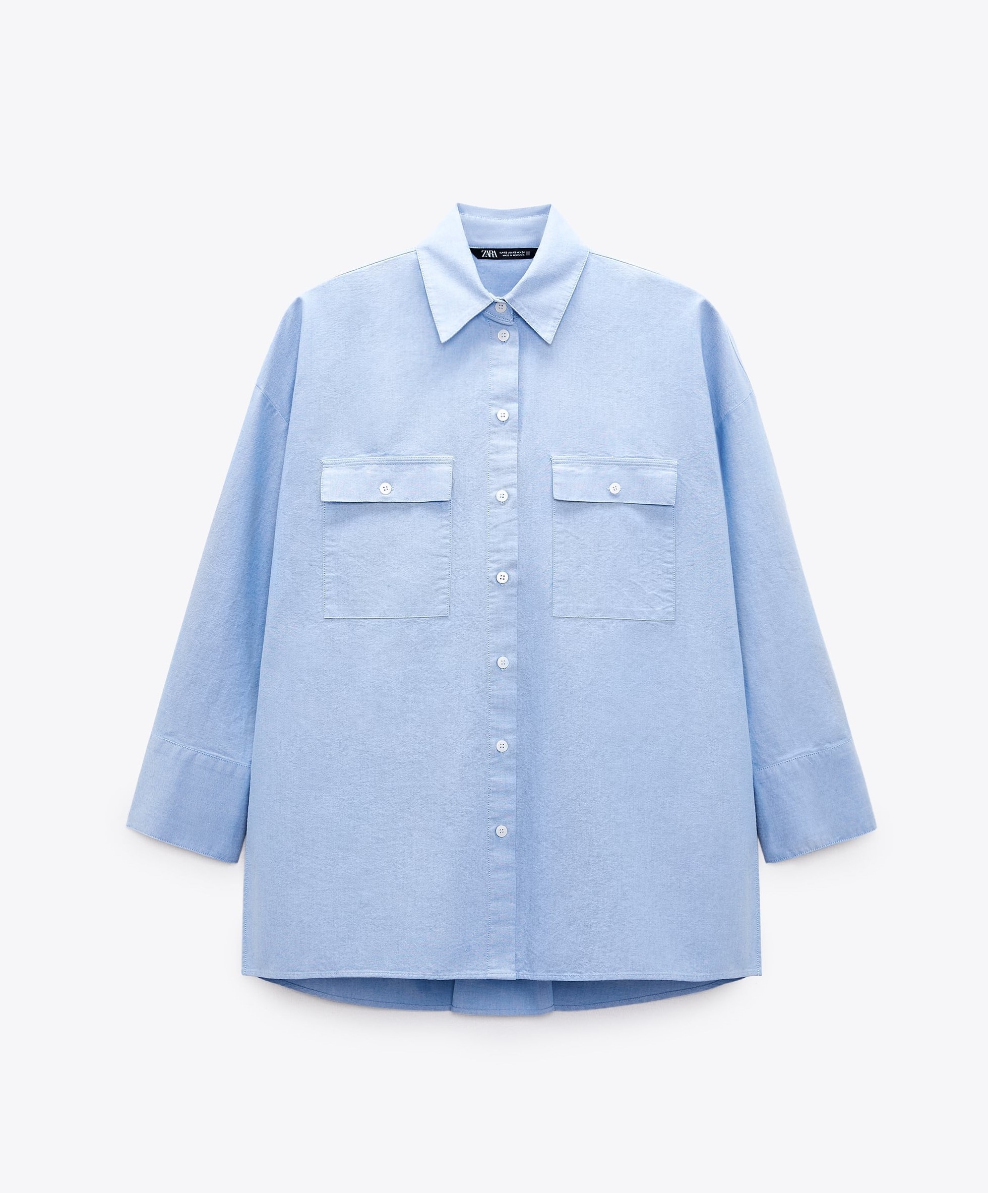 Camisa Oxford azul de Zara (25,95 euros, en rebajas: 17,99 euros).
