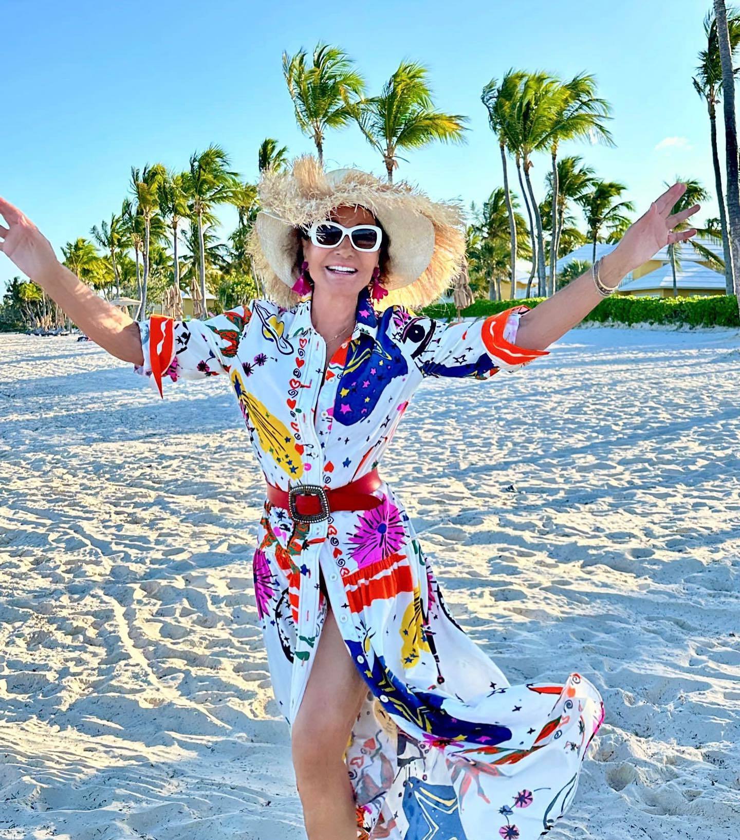 Naty Abascal en la playa con vestido camisero de Zara.
