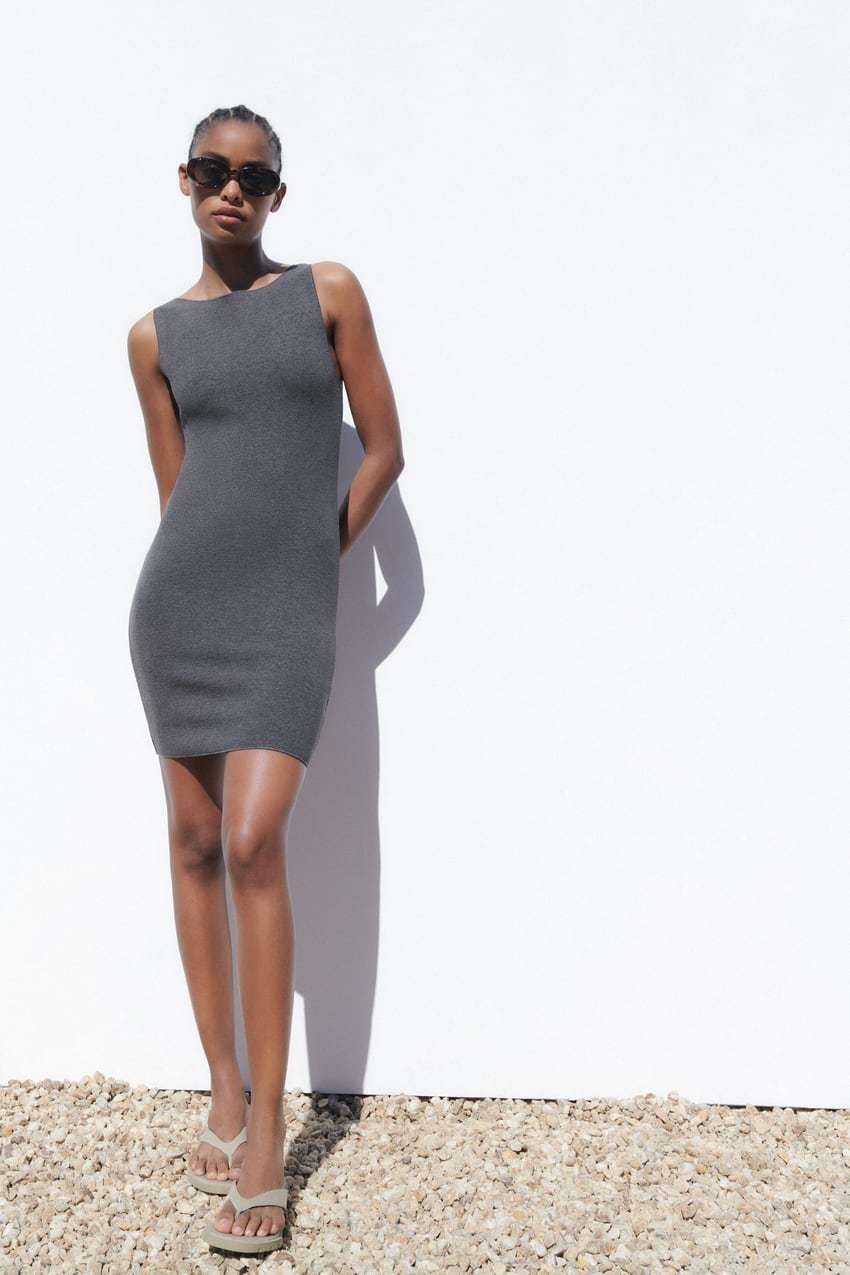 Vestido corto de punto gris a la venta en Zara por 9,99 euros.