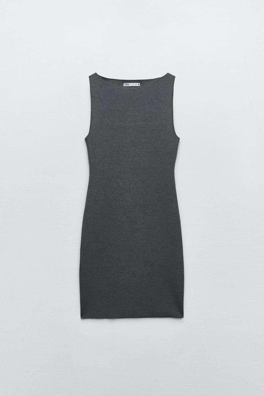 Vestido corto de punto gris a la venta en Zara por 9,99 euros.