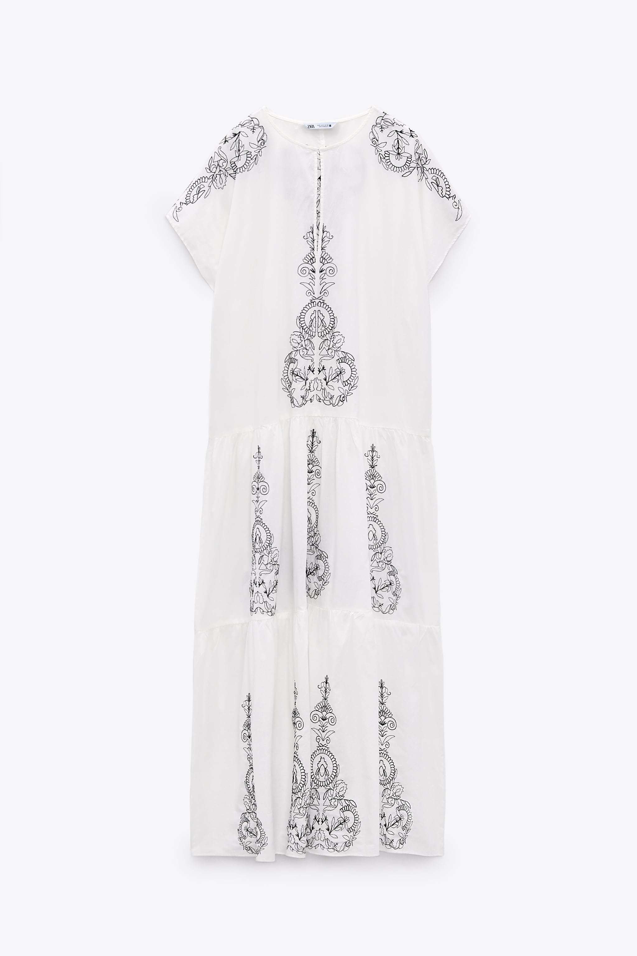 Vestido de algodón con bordados de Zara (27,99 euros).