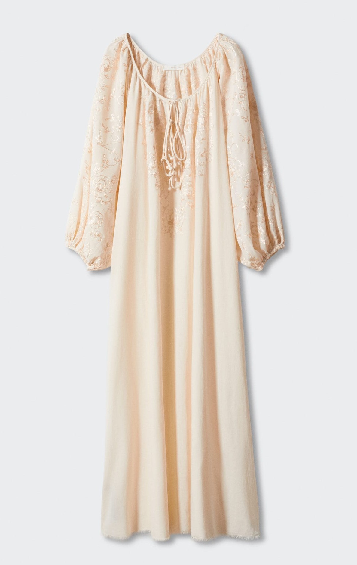 Vestido largo color crudo, de Mango (69,99 euros).