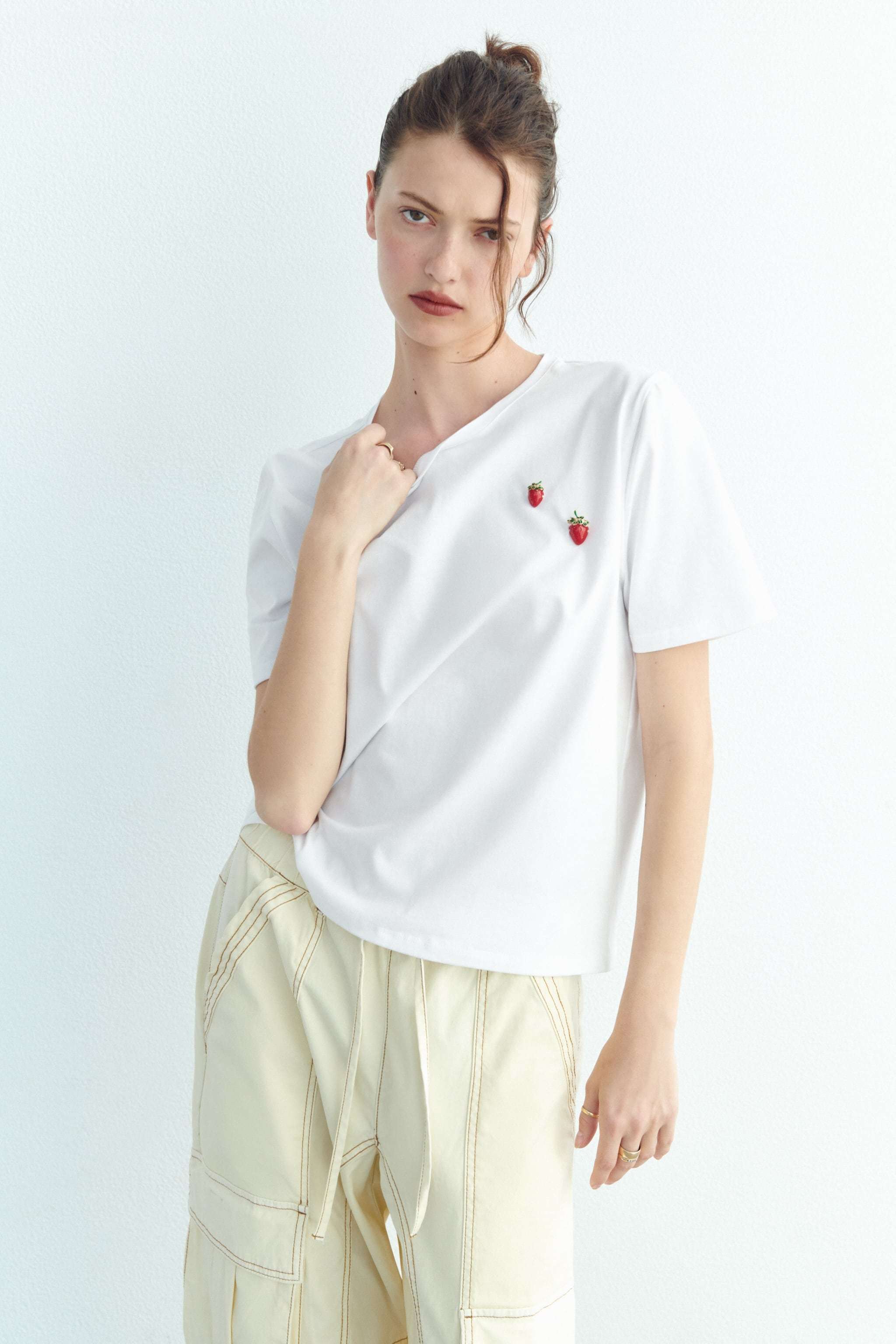 Camiseta blanca con joyas fresas, de Zara (9,99 euros).