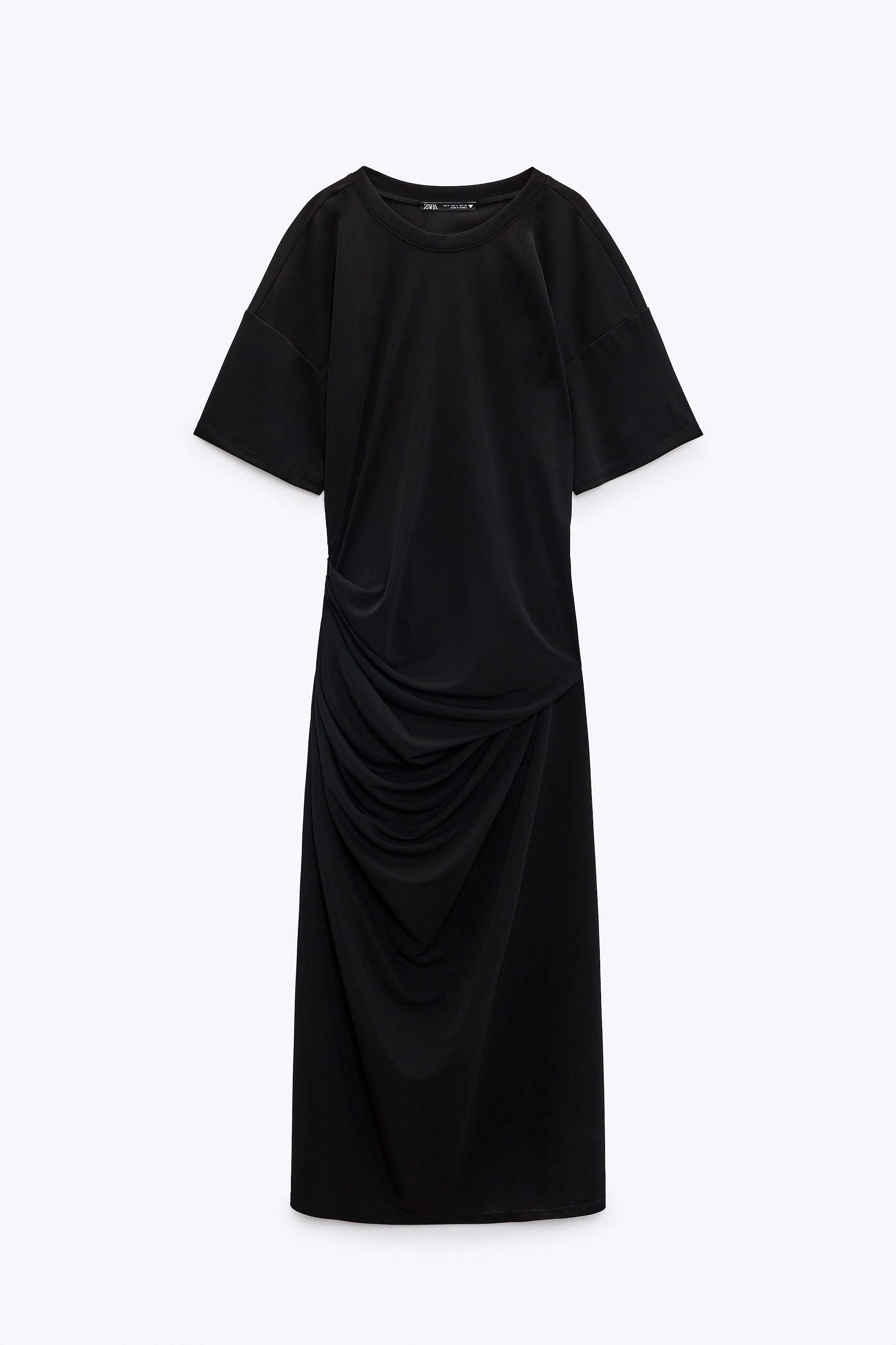 Vestido negro drapeado de Zara (15,99 euros).