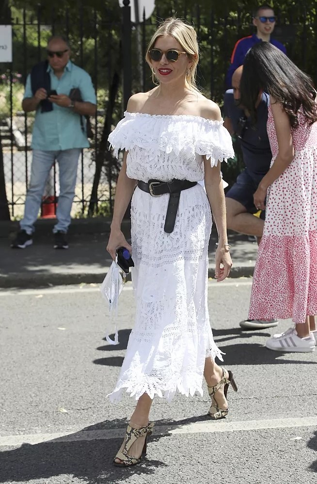 Sienna Miller con vestido blanco en Wimbledon.