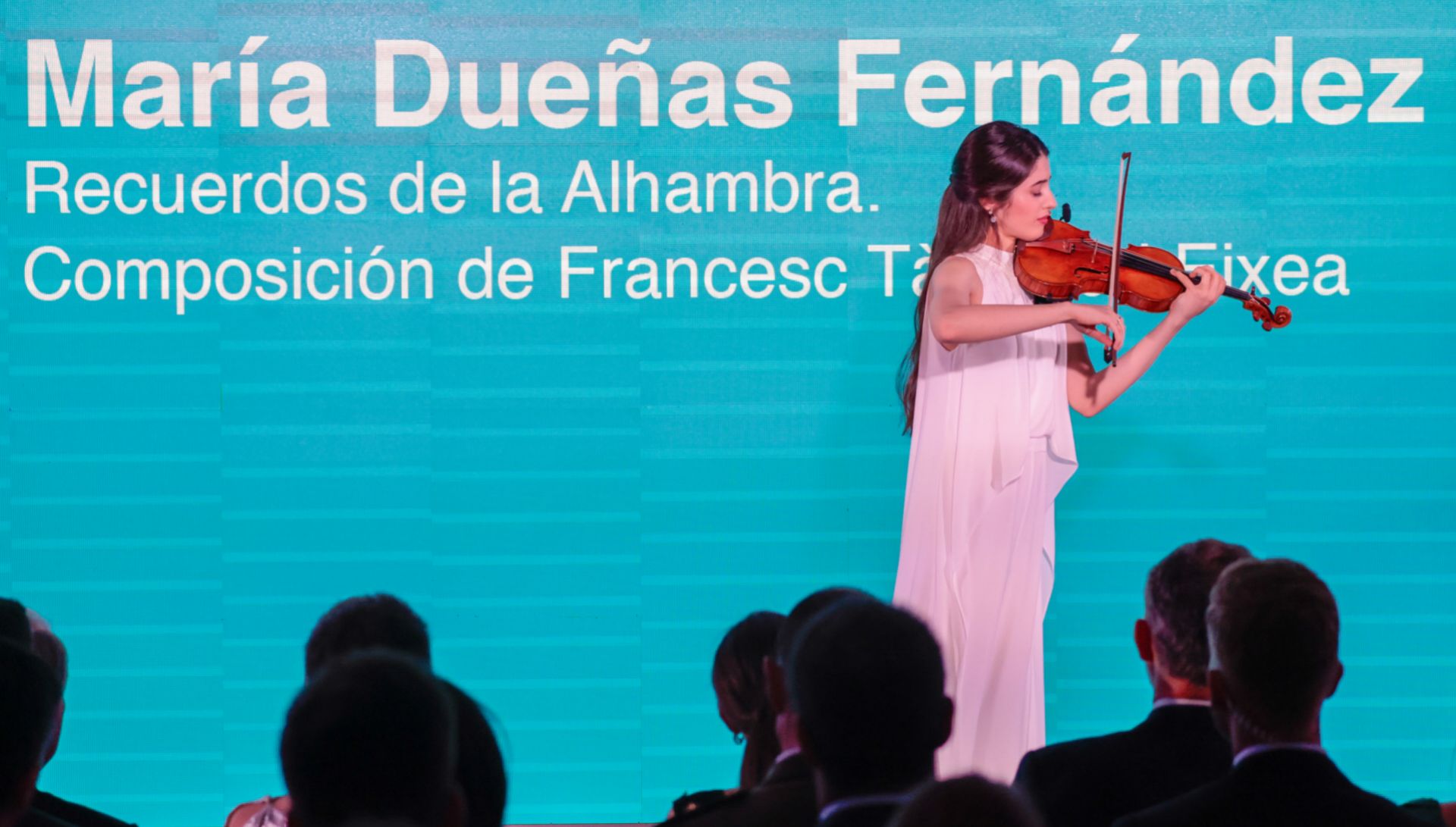 La violinista María Dueñas durante su interpretación en la entrega de Premios Princesa de Girona 2023.