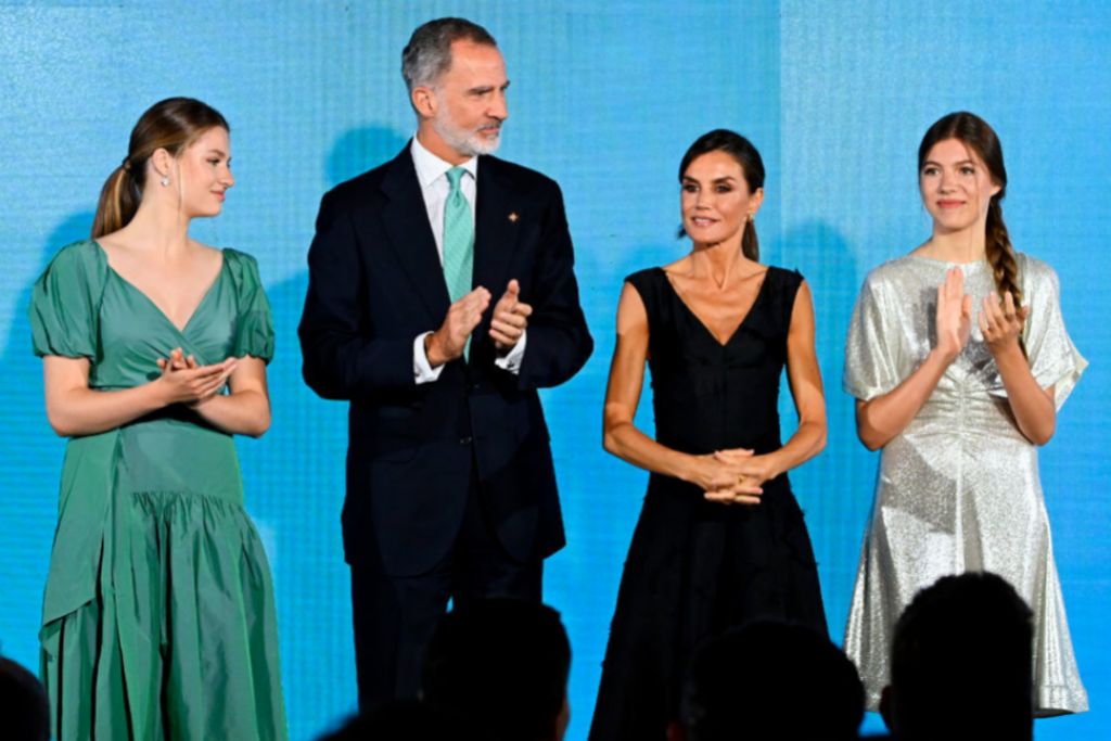 La Familia Real al completo en el escenario momentos antes de entregar los Premios de la Fundación Princesa de Girona 2023.