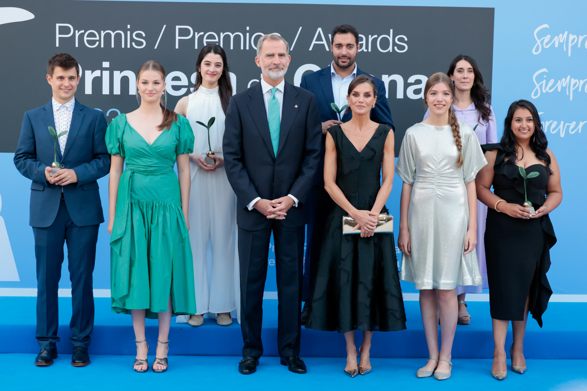La familia real española junto a los premiados de la Fundación Princesa de Girona.