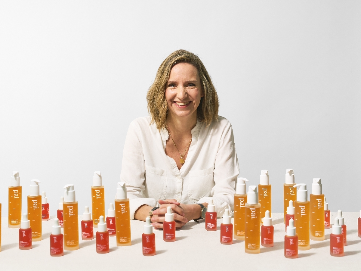 Sarah Brown con los productos y bestsellers de Pai Skincare como el aceite Rosehip Bioregenerate con rosa mosqueta o su aceite limpiador Light Work.