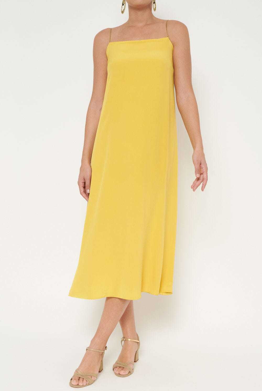 Vestido amarillo de tirantes fino de seda de Atelier Aletheia (425 euros).