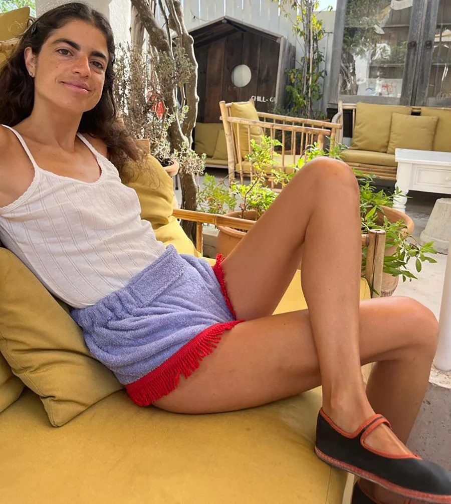 Cayumas y la icónica Leandra Medine lanzan los zapatos que transformarán tus looks de verano