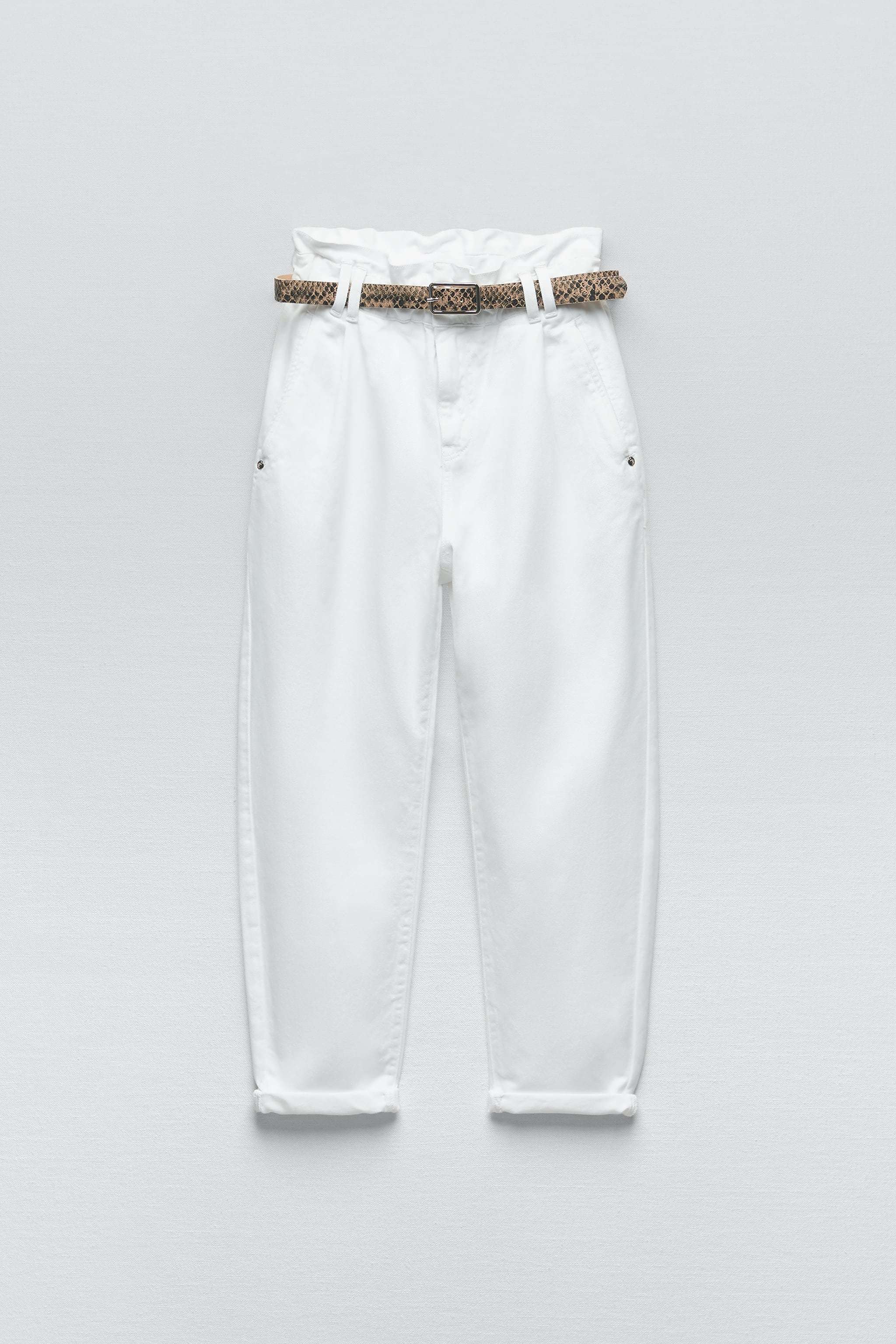 Pantalón blanco con vuelta de Zara (9,99 euros).