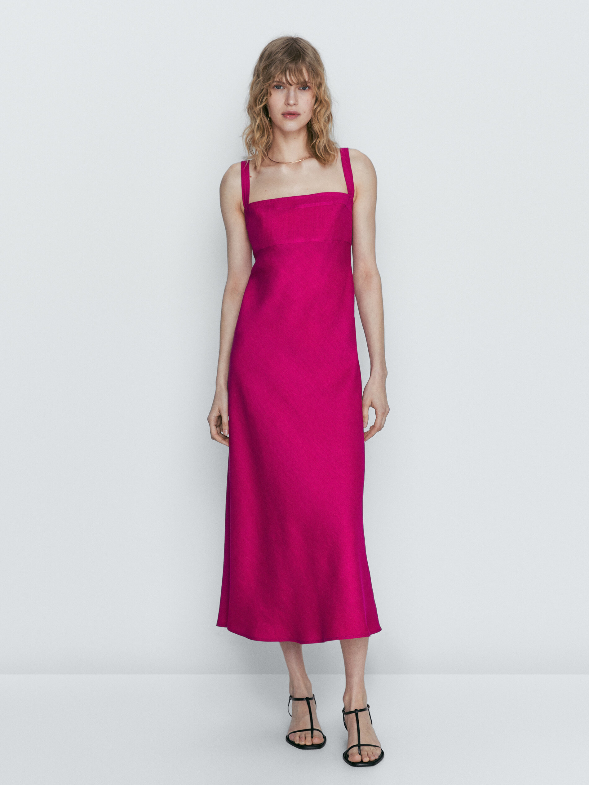 Vestido rosa de lino de Massimo Dutti.