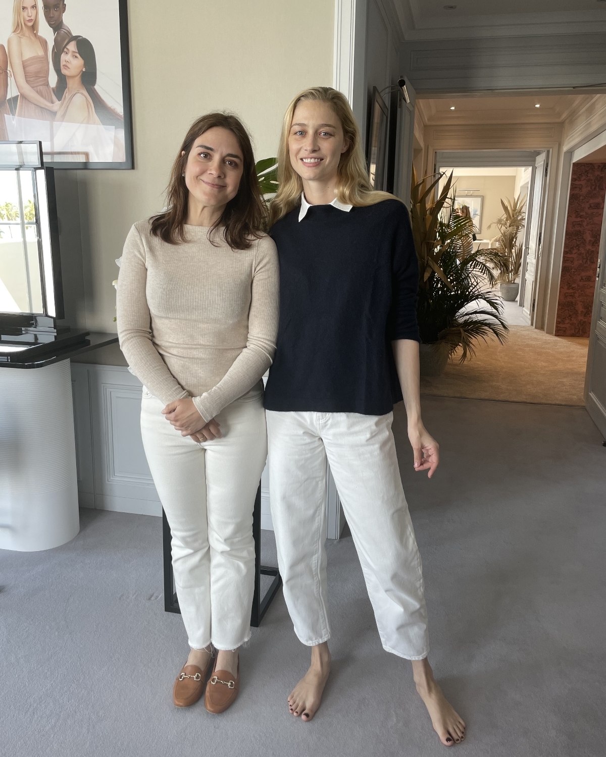 Clara Sánchez de Ron, redactora de TELVA, junto a Beatrice Borromeo, en la suite de Dior del hotel Majestic de Cannes.
