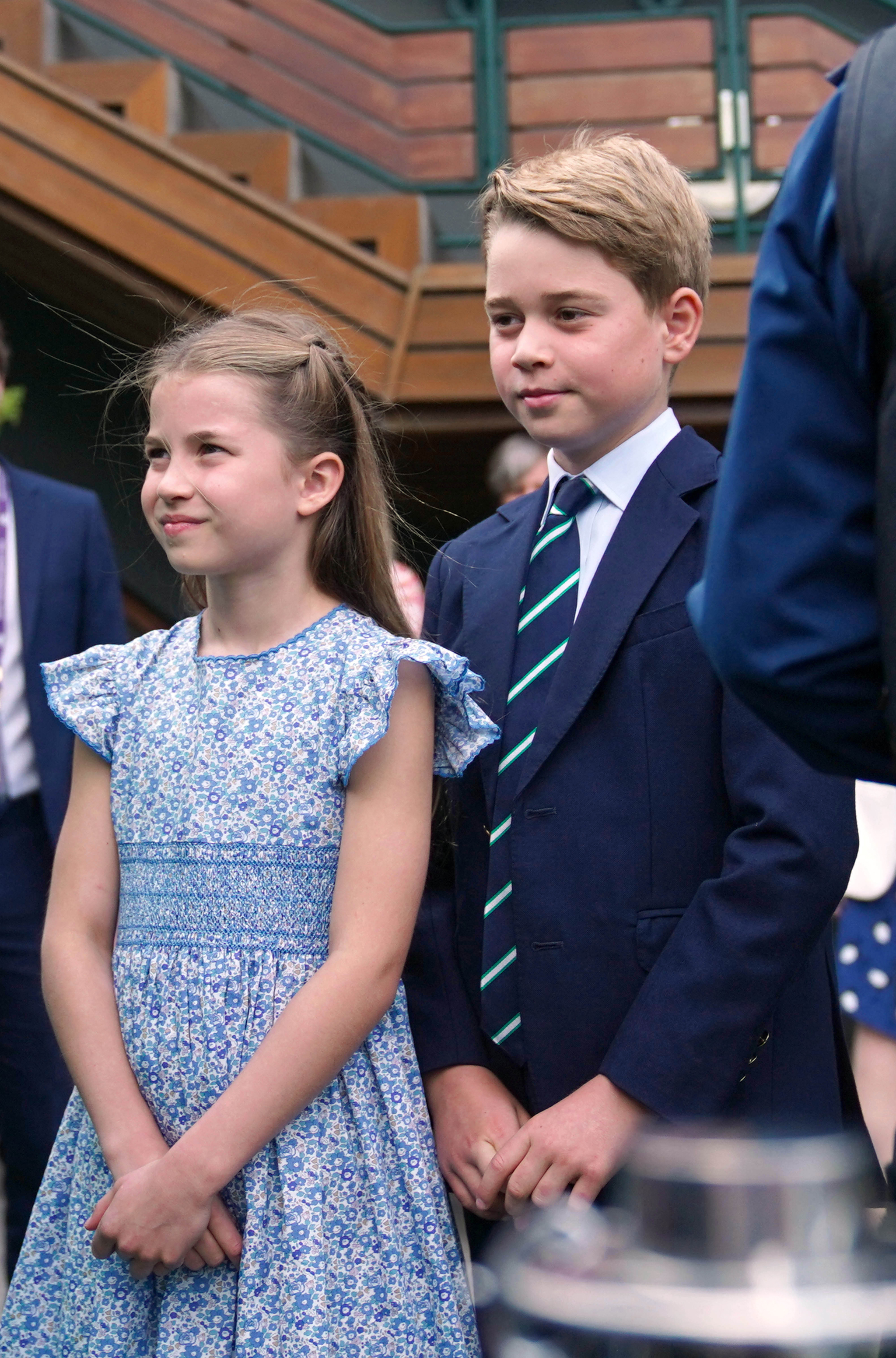 La princesa Charlotte, junto a su hermano George, con vestido de firma española Friki.